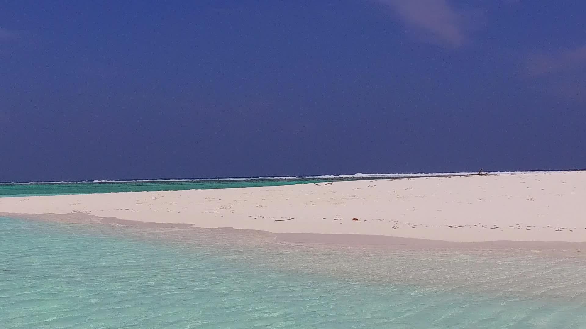 海浪附近的环礁湖海滩采用清水和白色沙滩背景视频的预览图