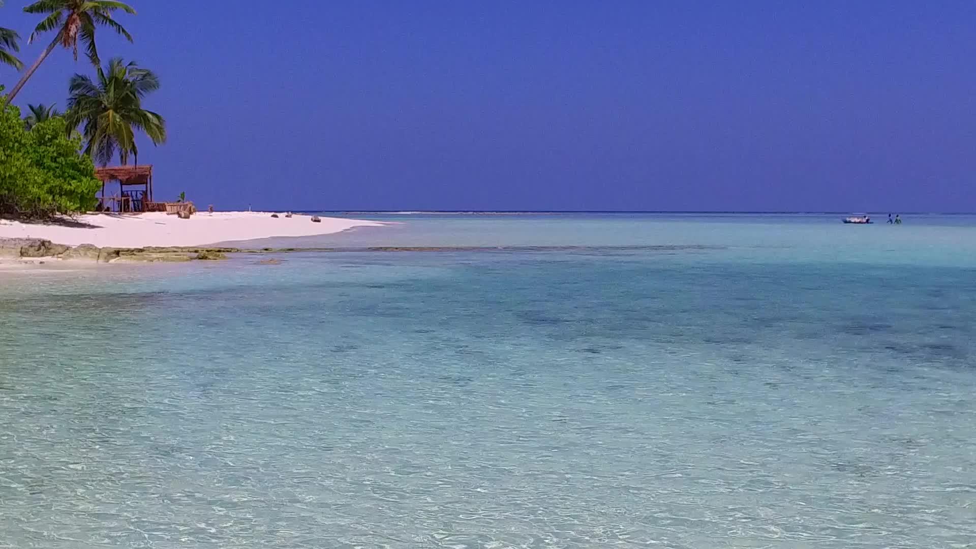 蓝海和海滩附近的白沙土背景打破了热带海滨海滩的浪漫背景视频的预览图