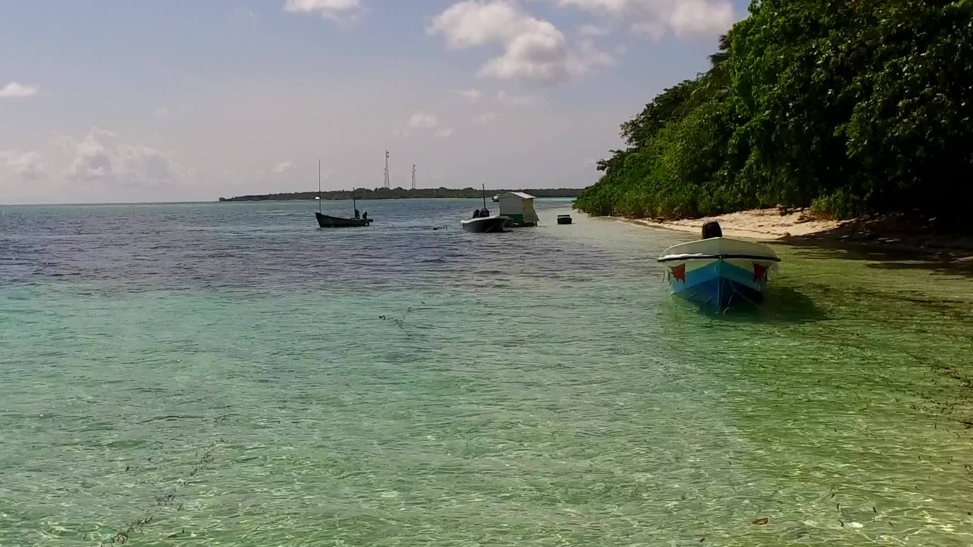 蓝色环礁湖和接近冲浪的白色海滩背景是空的视频的预览图