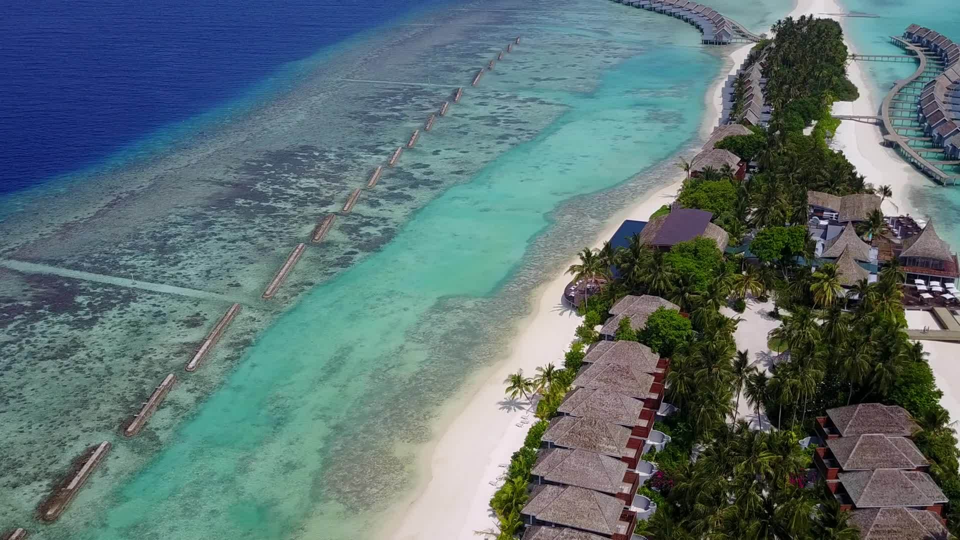 海洋度假胜地海滩度假的太空场景复制在珊瑚礁附近视频的预览图