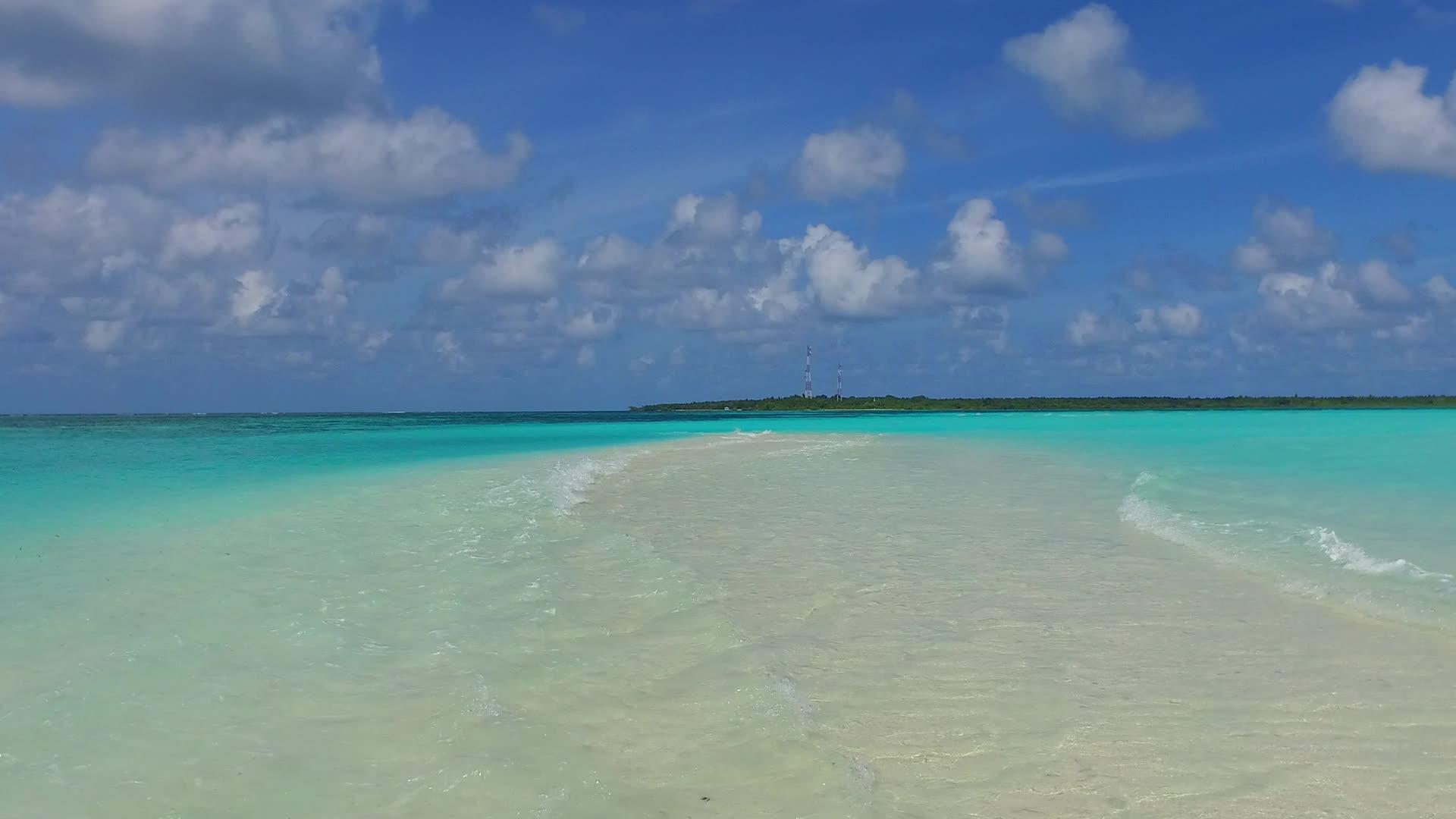 一个开放的天堂岛海滩度假胜地在海滩附近有白色的沙尘视频的预览图
