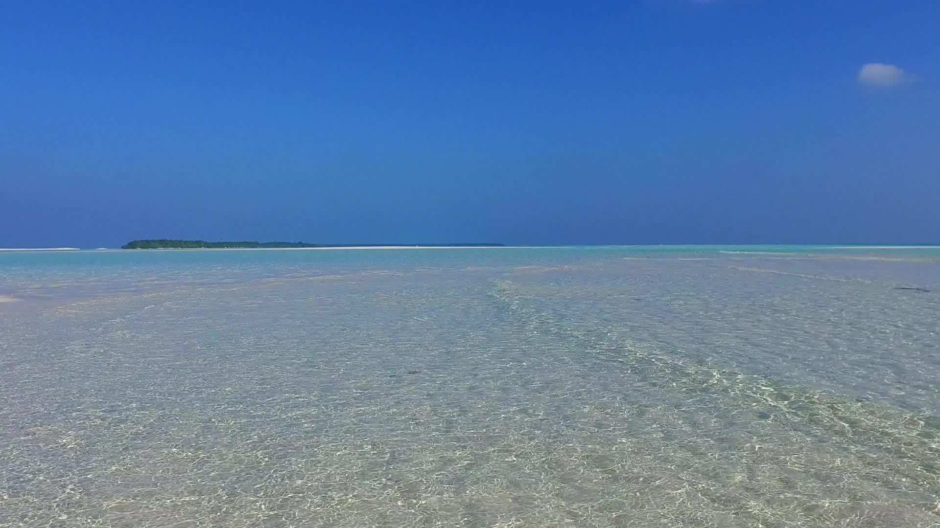 白沙背景靠近蓝绿色海洋豪华海湾海滩时间广角风景视频的预览图