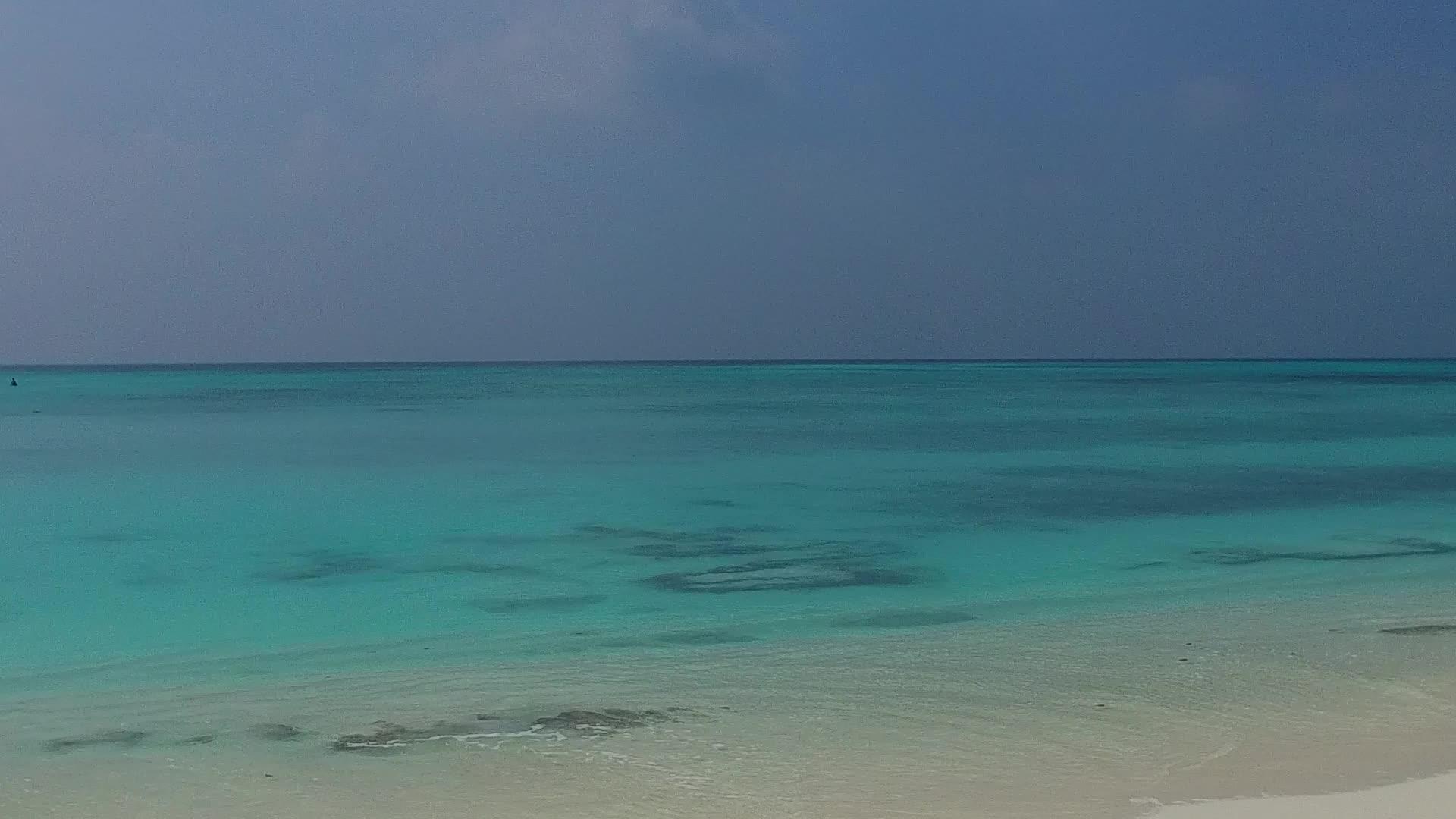 沙洲附近白沙背景的蓝色泻湖海洋度假村海滩航行浪漫视频的预览图