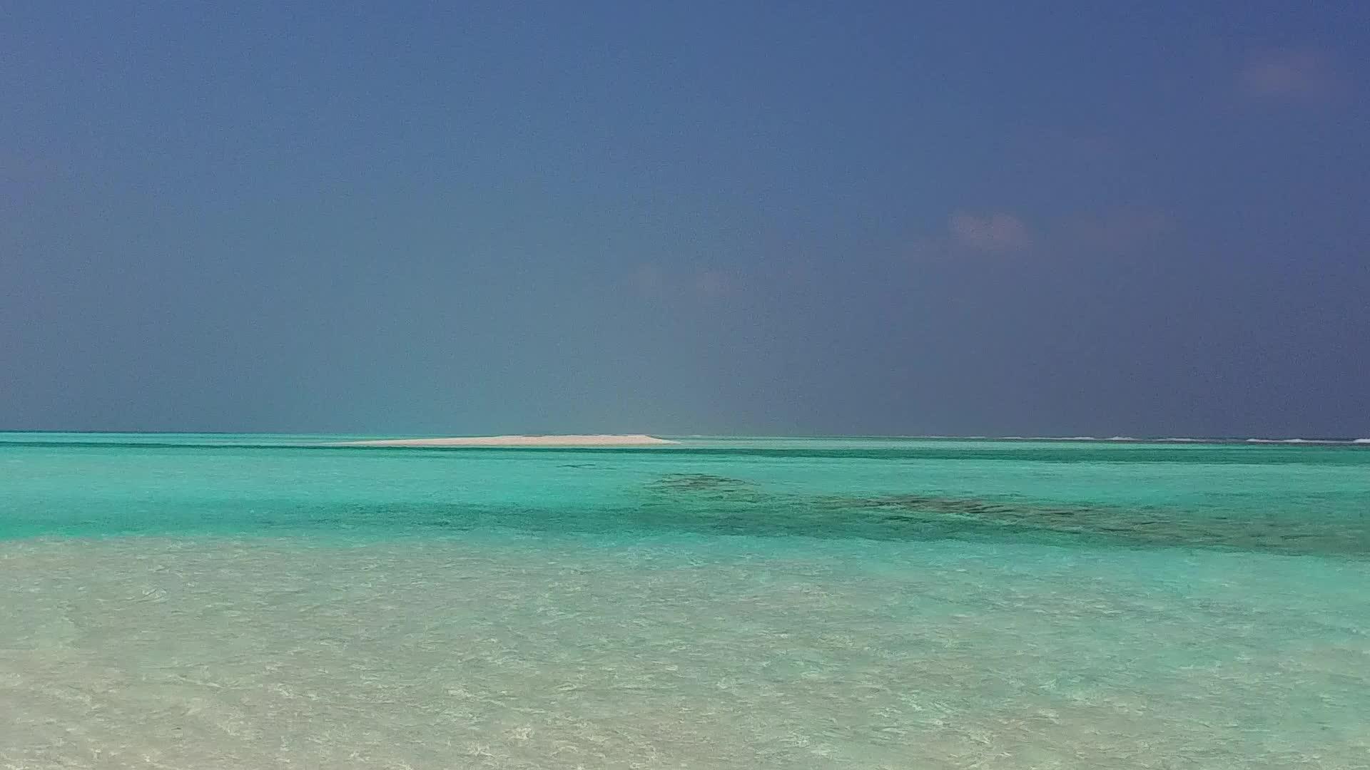 夏季风景以海平面蓝海和阳光下的白色海滩为特色视频的预览图