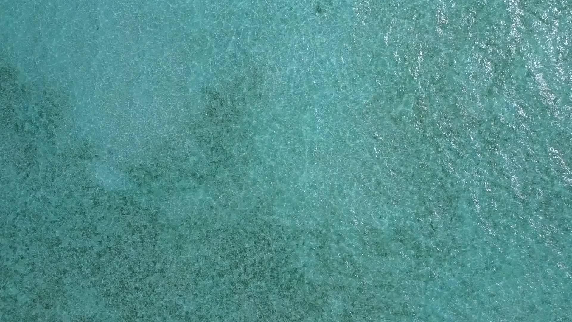 在珊瑚礁附近的蓝水在礁石附近复制放松泻湖海滩度假的太空视频的预览图
