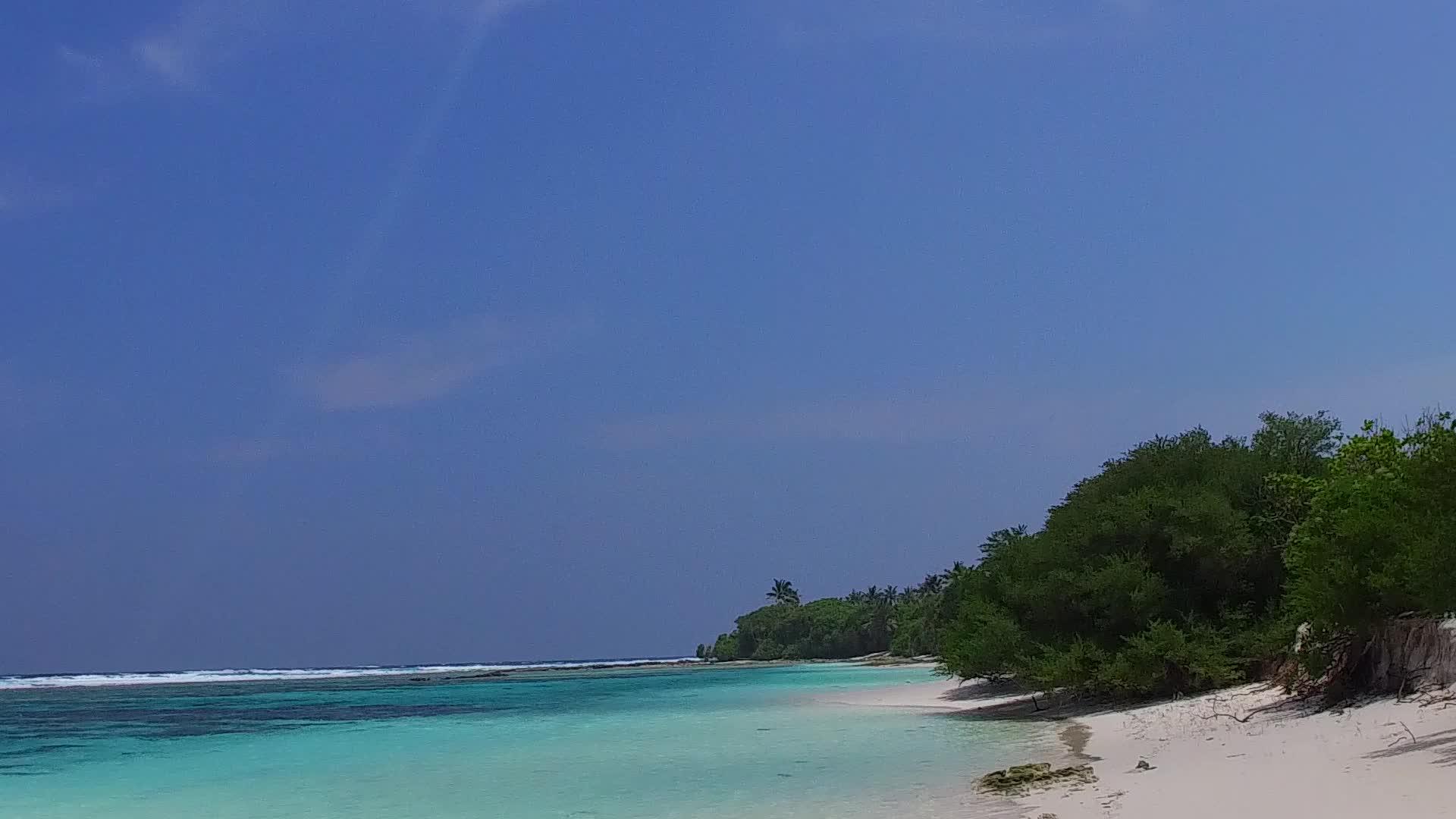浪漫的天堂湾海滩海滩背景从浅海和沙巴附近的白色海滩进行视频的预览图