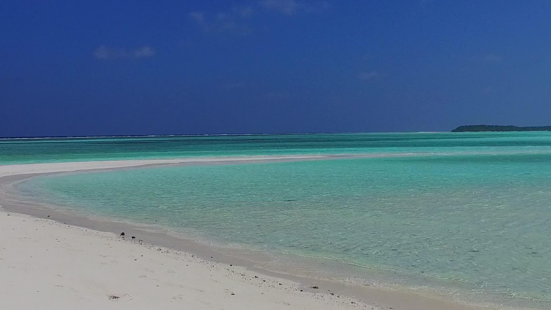 蓝色海洋和接近冲浪的白色海滩背景放松旅游海滩假日抽象视频的预览图