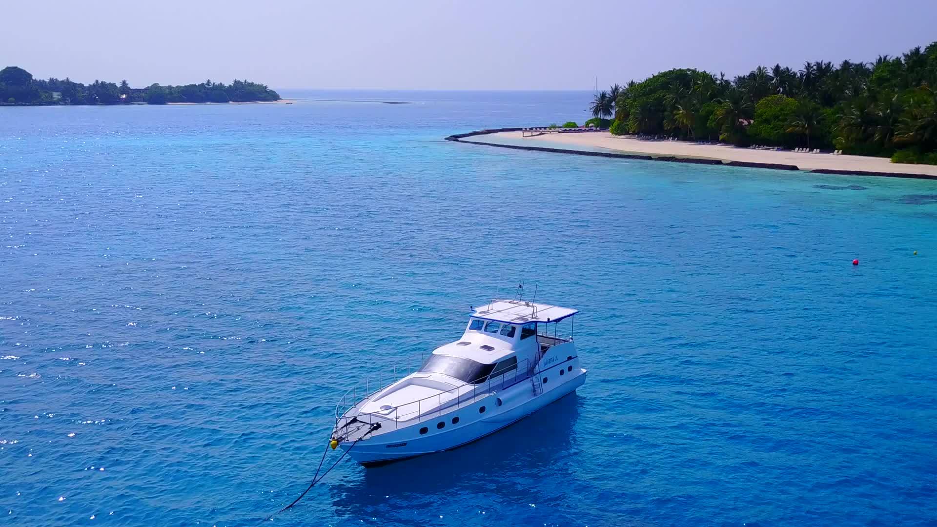 清晨过后蓝色的水和白色的沙子紧紧地围绕着宁静的海浪视频的预览图