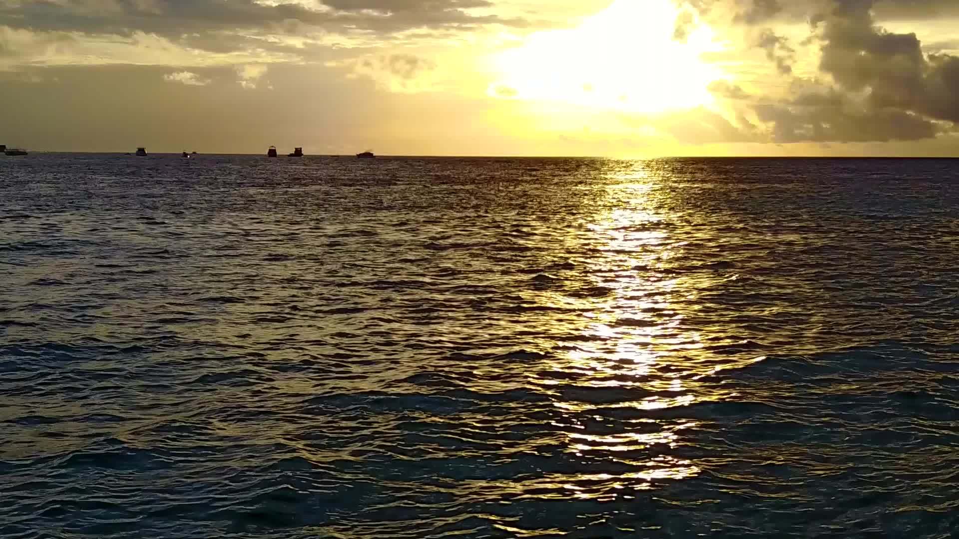 浪漫的蓝色水和接近冲浪的白色沙沙作响视频的预览图