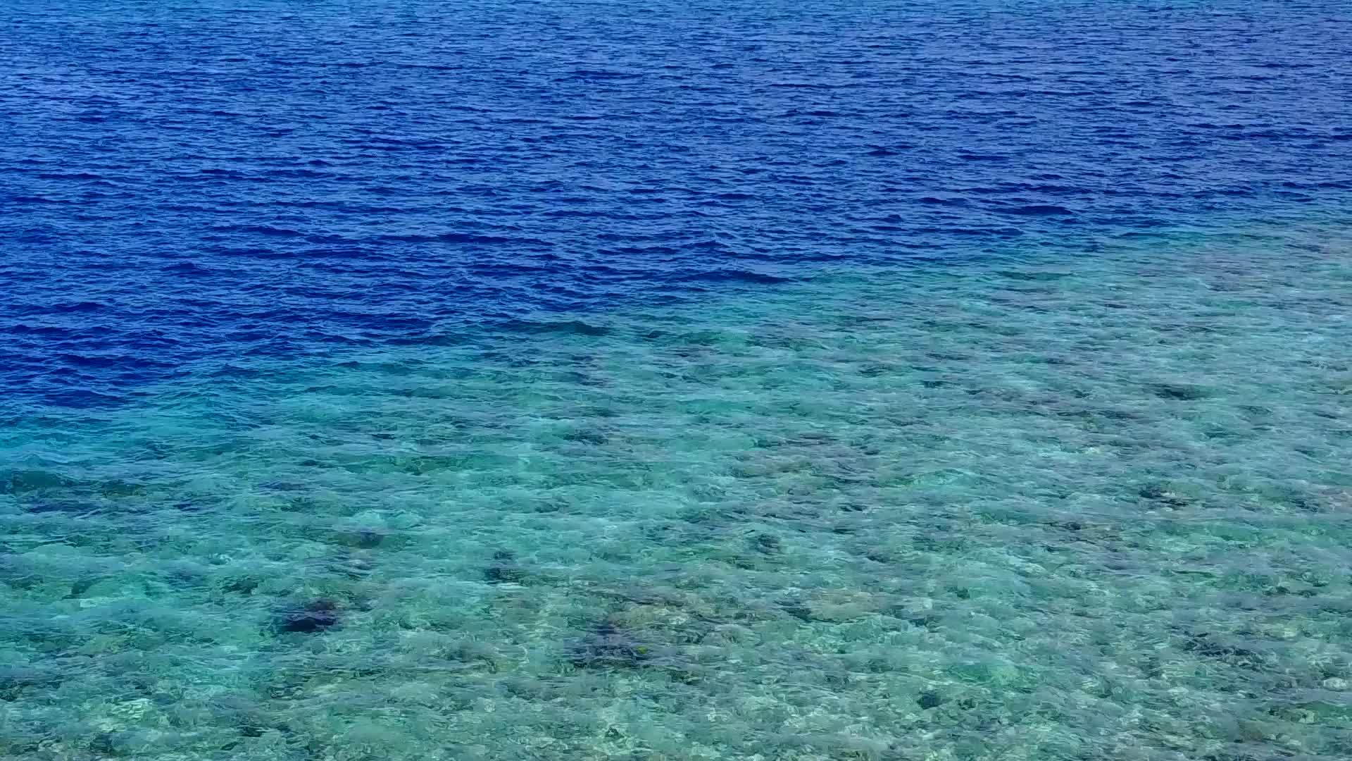 热带海滨海滩的夏季旅行从浅海开始冲浪附近有白色的沙子视频的预览图