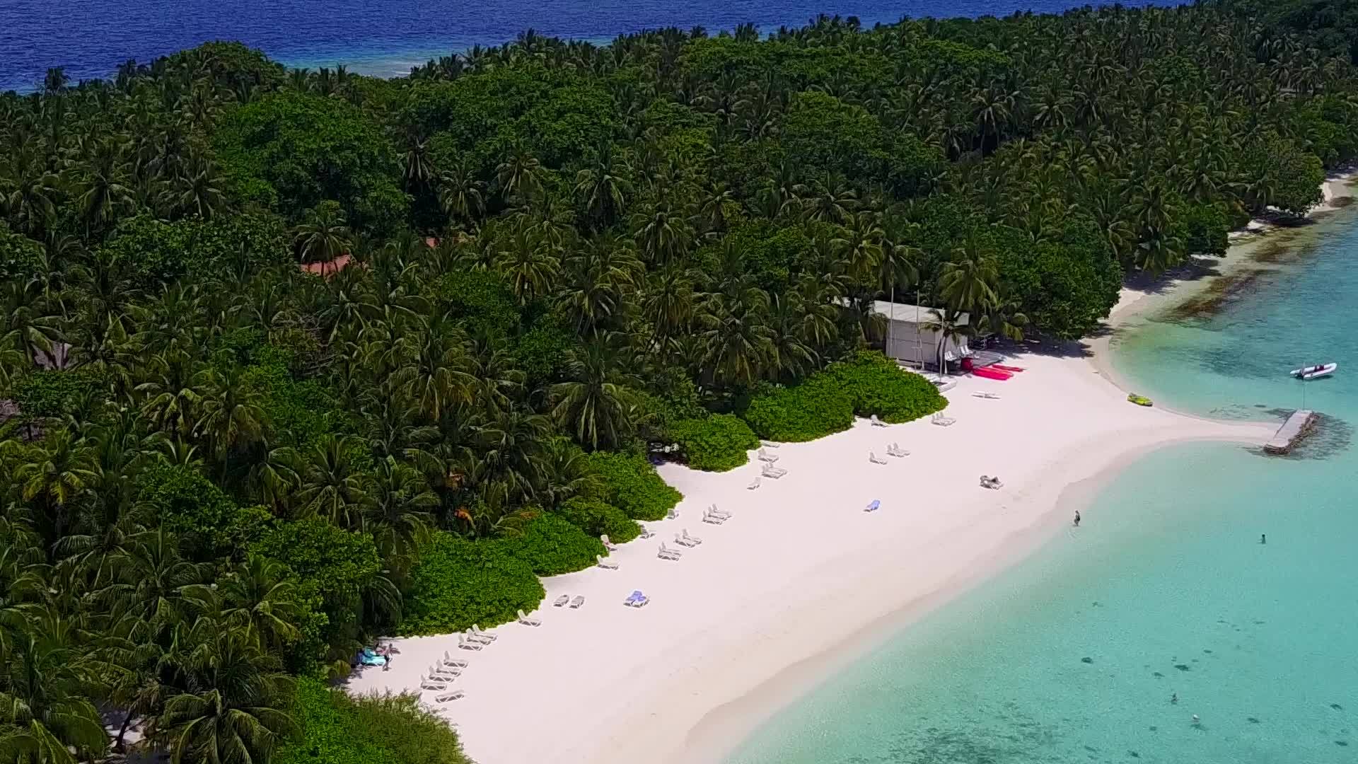 天堂岛海滩浪漫的天空在蓝色的水中冒险阳光下有明亮的沙背景视频的预览图