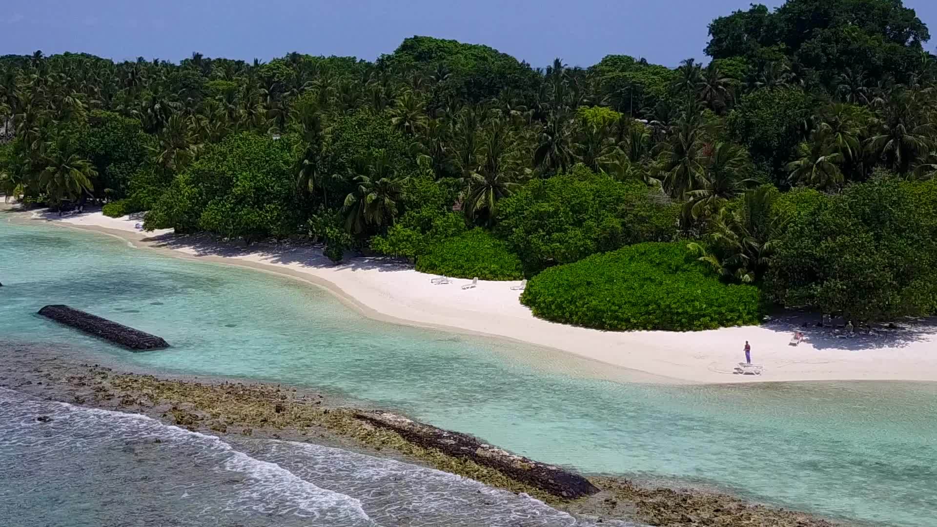 日落前蓝环礁湖和白沙背景的白色环礁在海滩上视频的预览图