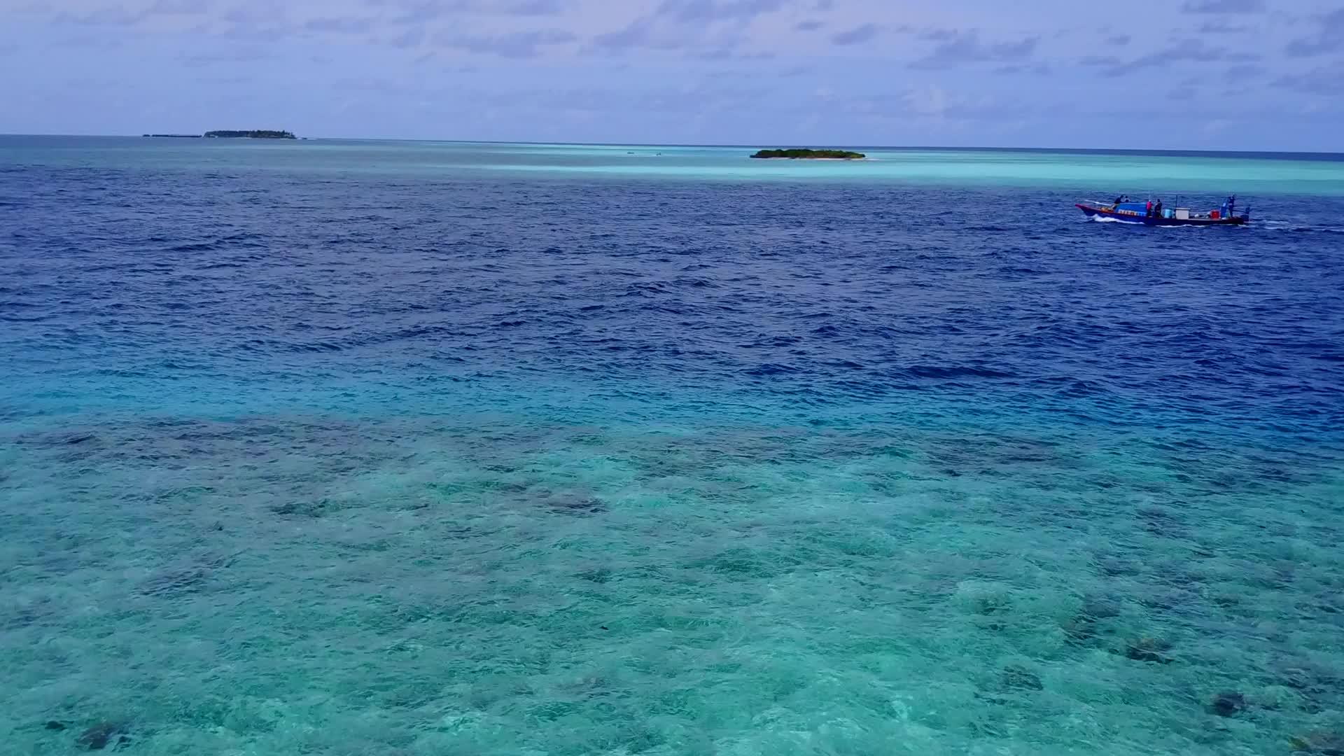 日出后蓝色的环礁湖和白色的沙滩背景阳光明媚视频的预览图