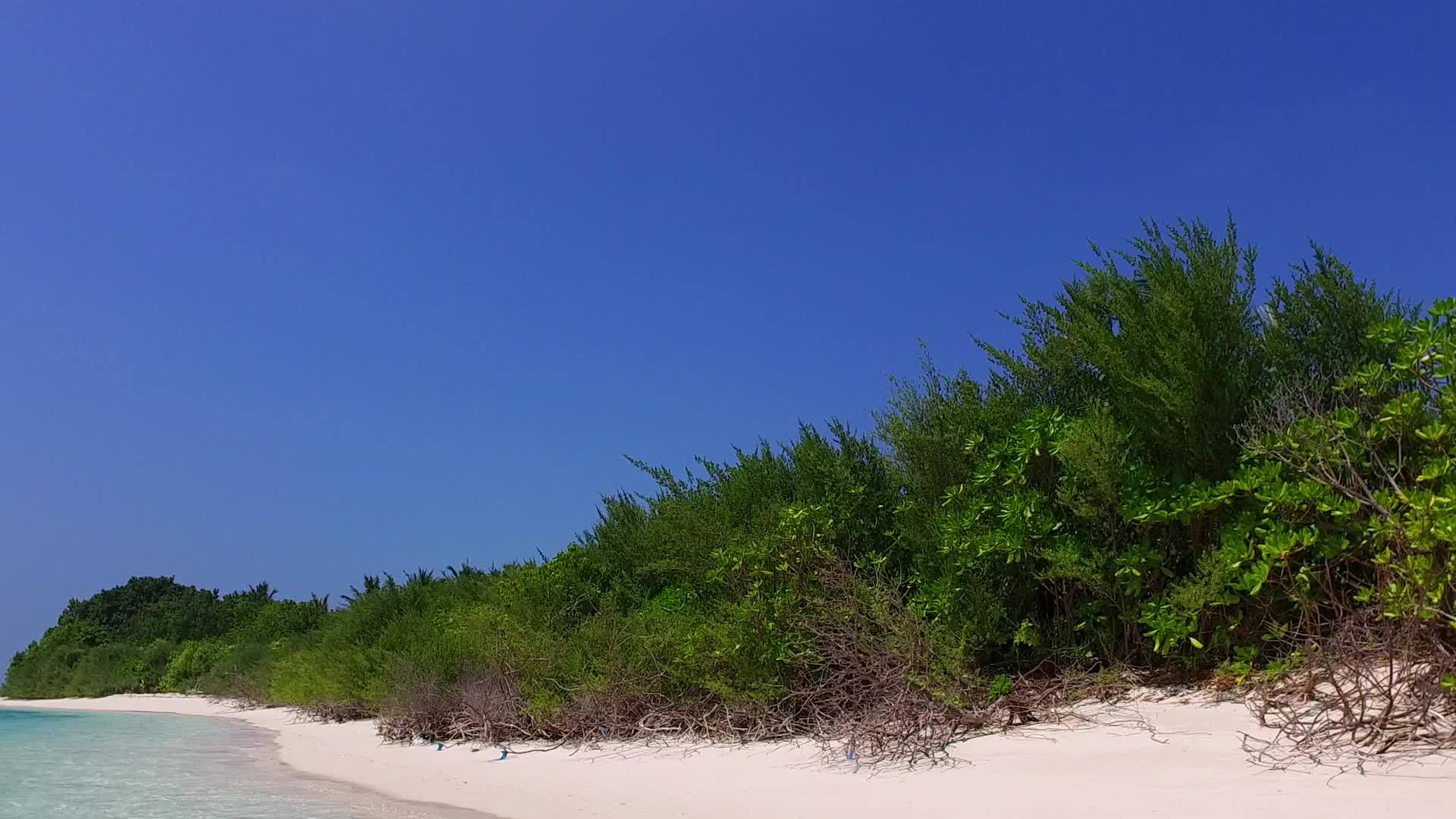 在海洋泻湖海滩上航行的阳光全景礁石附近有一个蓝色的沙滩背景视频的预览图