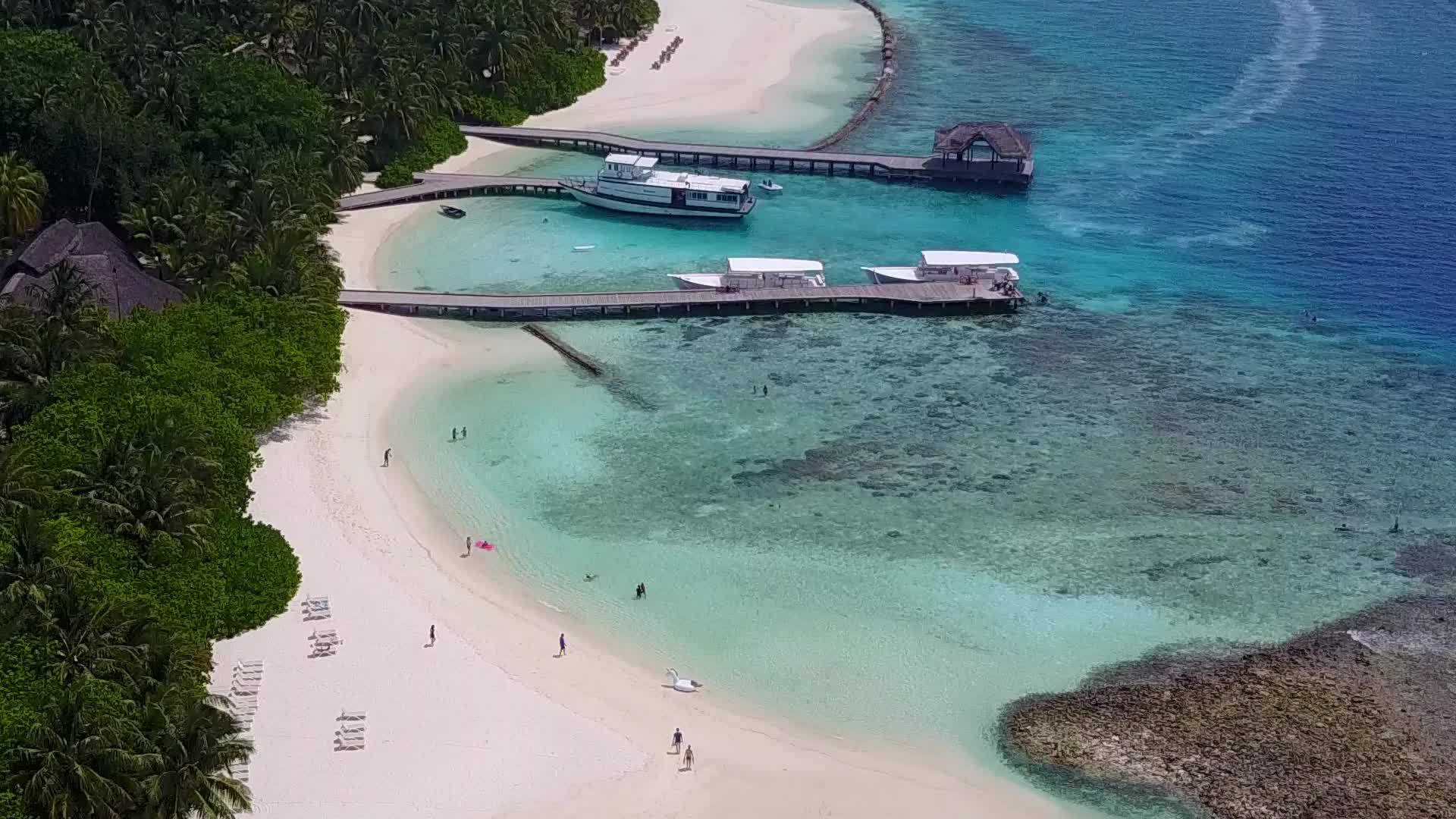 蓝色环礁湖和海滩附近的白沙本背景美丽的海滩度假胜地视频的预览图