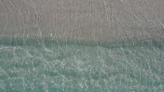 白沙背景下的绿松石海放松旅游海滩度假夏季海景度假视频的预览图