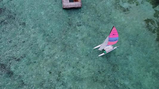 完美度假胜地海滩蓝色环礁湖和冲浪附近的浅沙背景视频的预览图