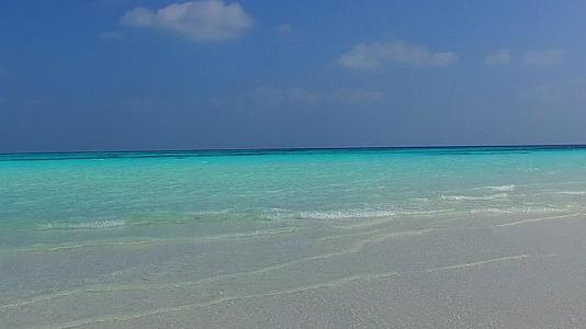 白色沙滩背景下的蓝绿色海洋豪华海滩之旅视频的预览图