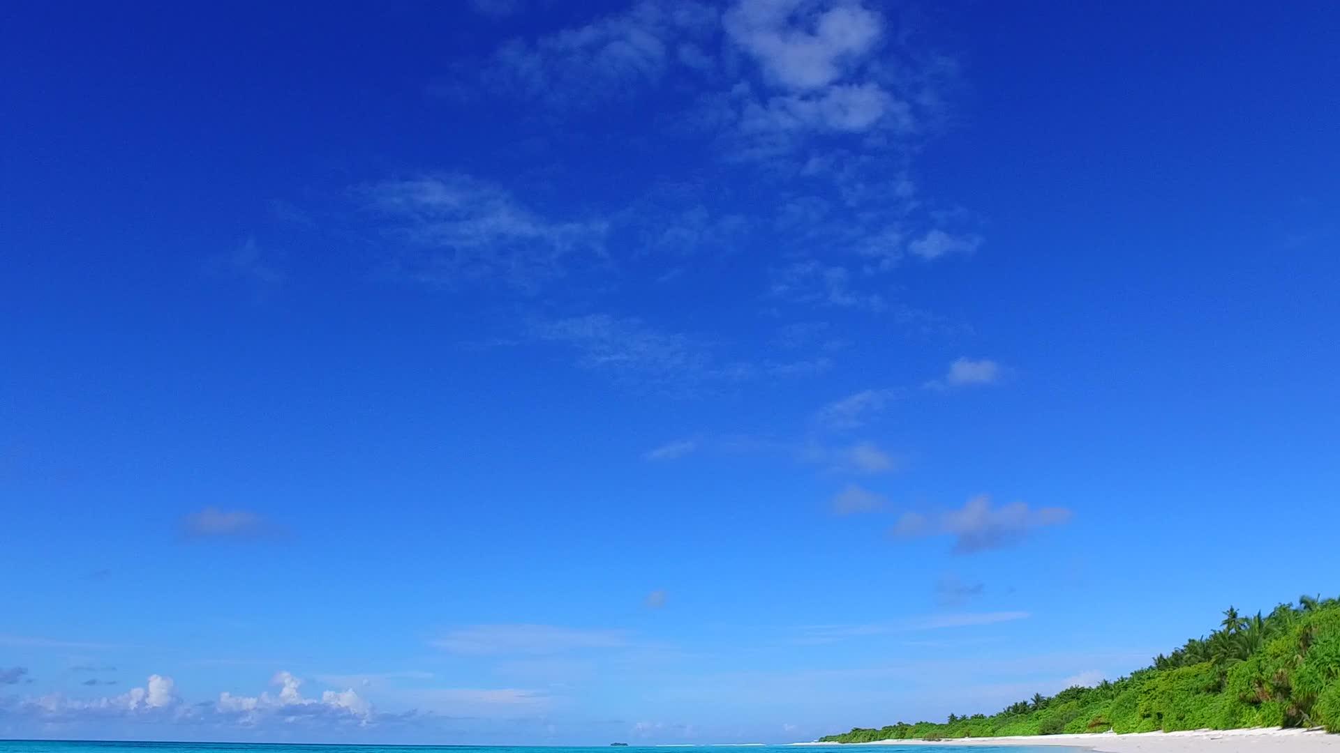 以完美的海平面蓝海和度假胜地附近的白色近度假胜地视频的预览图