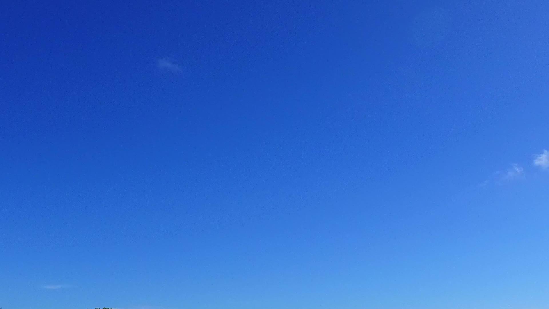 天堂度假胜地的浪漫全景在棕榈树附近蓝色的海洋有白色的沙子背景视频的预览图