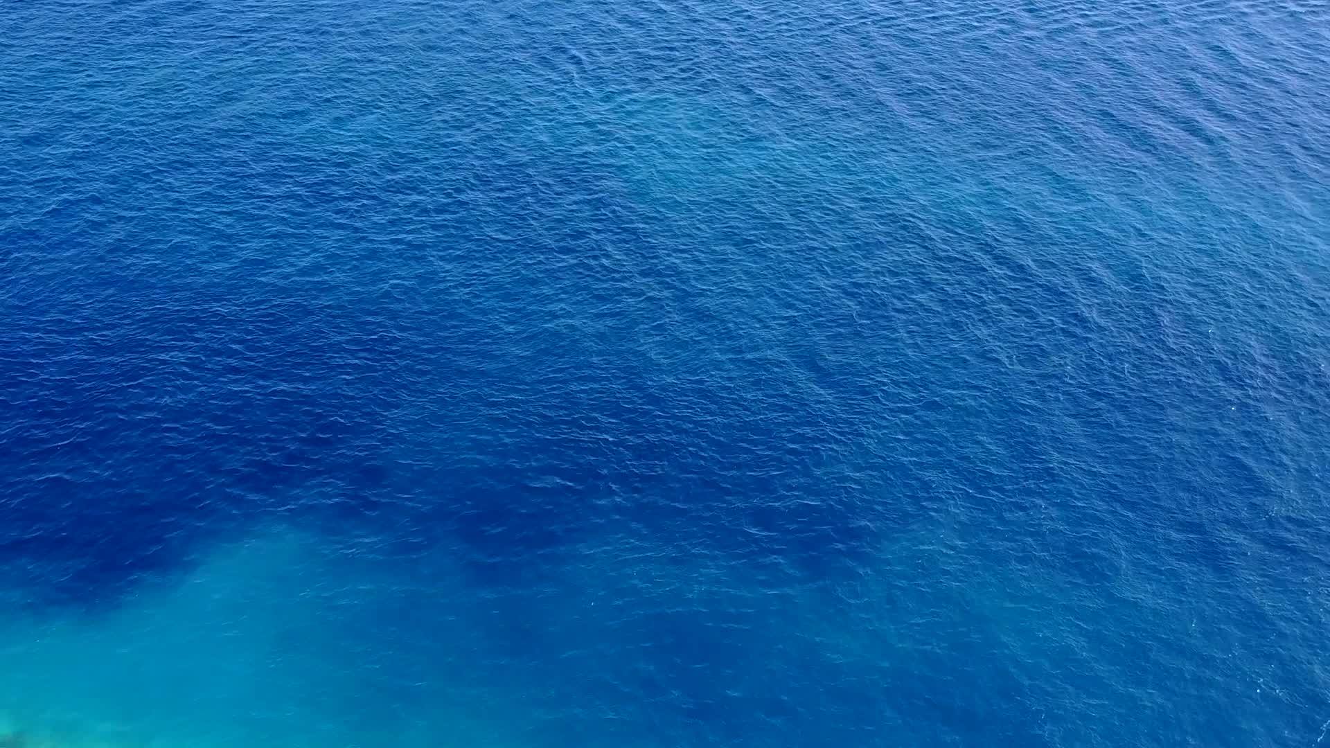 沙巴附近有明亮的沙背景清大洋沿着沙巴远行视频的预览图
