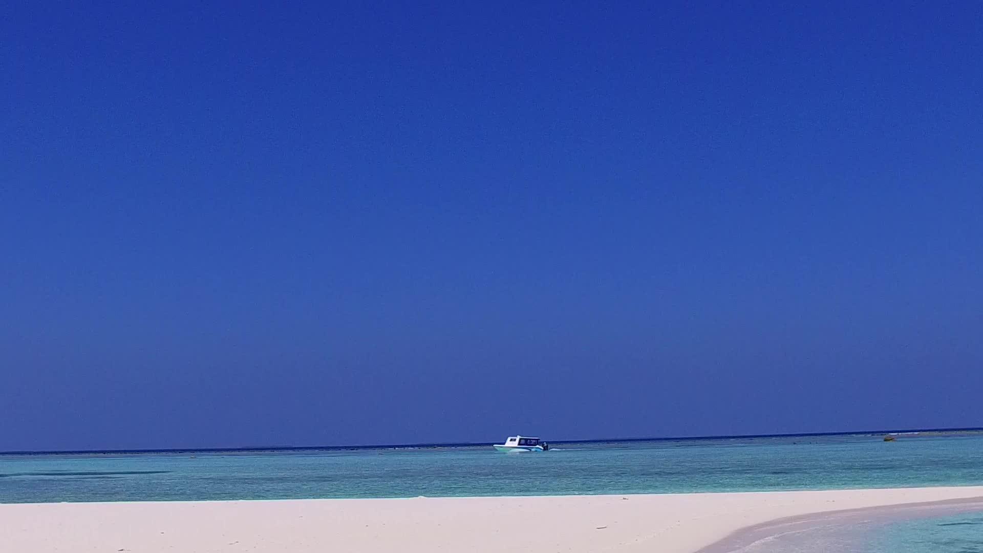 阳光明媚的豪华岛屿海滩生活方式抽象在清海附近的海滩上视频的预览图