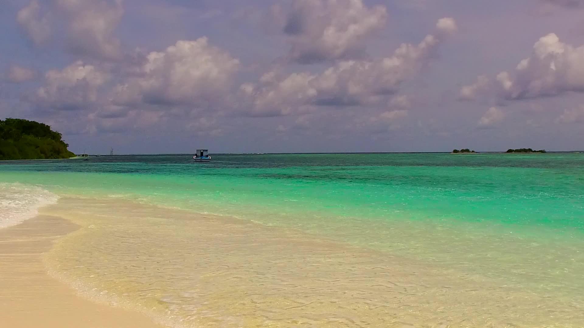 沙洲附近的白沙景清澈的海洋热带岛屿海滩冒险广角海景视频的预览图