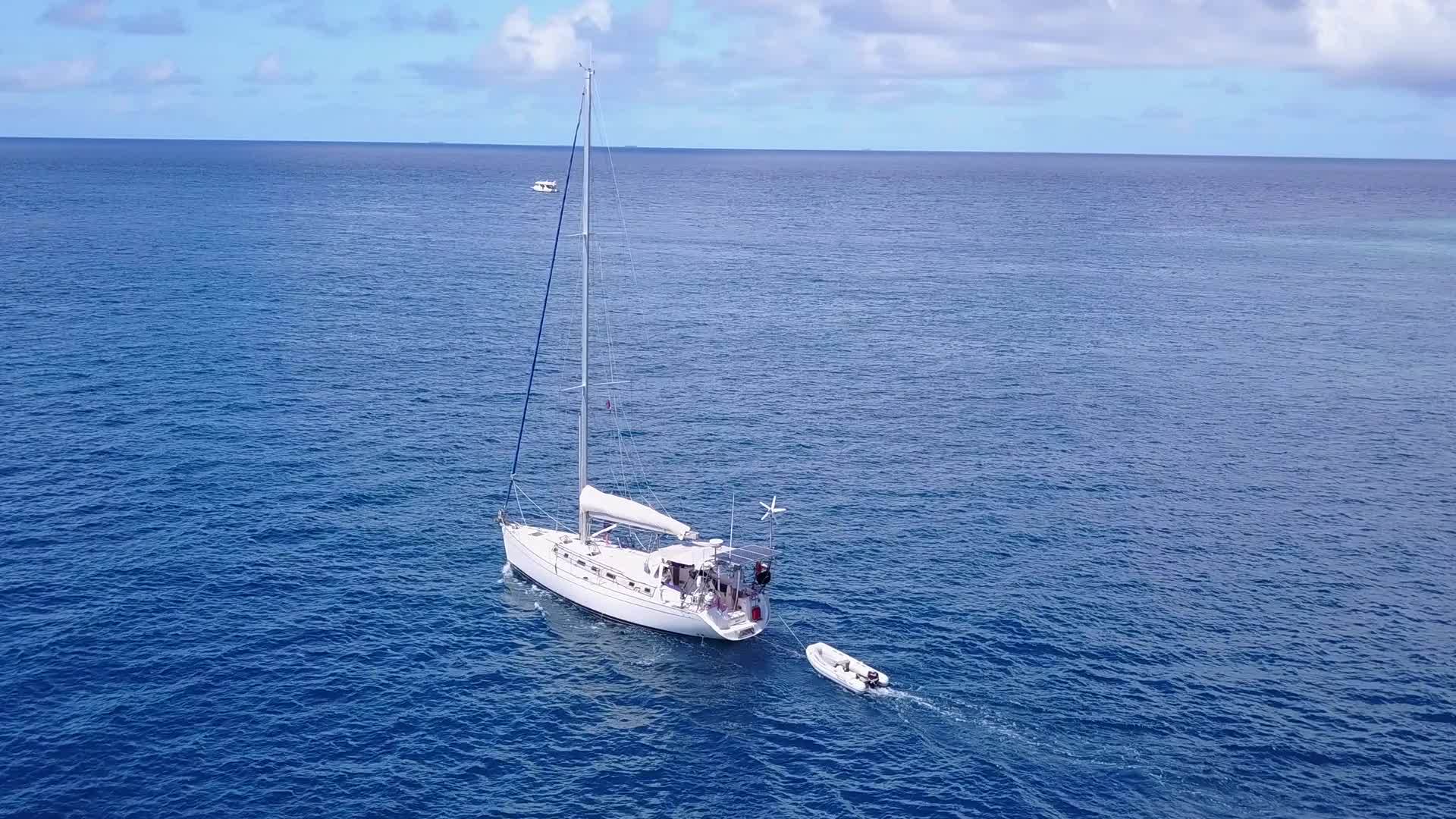 热带岛屿海滩生活方式的宽角旅行通过蓝色的水和波浪视频的预览图