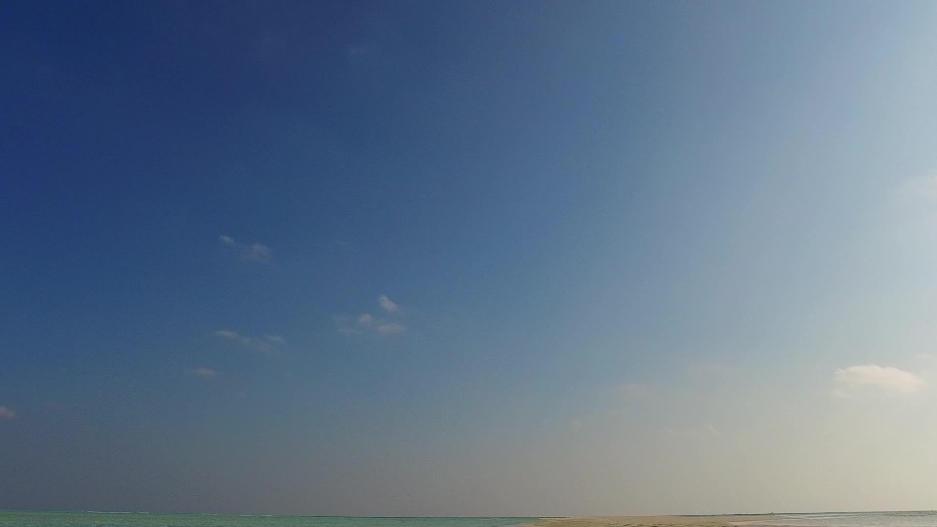 日出后阳光明媚的天堂岛沿着浅海和浅沙的背景航行视频的预览图