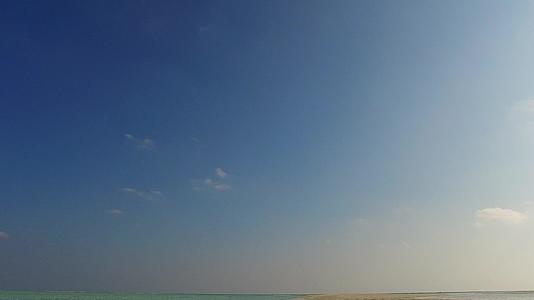 日出后阳光明媚的天堂岛沿着浅海和浅沙的背景航行视频的预览图