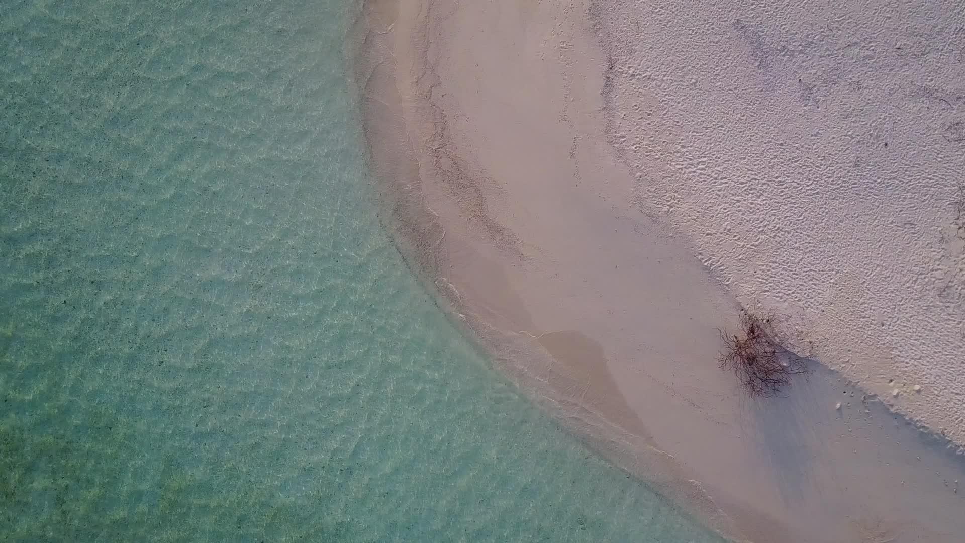 在沙巴附近有白色海滩背景的蓝色海洋中放松环礁湖海滩假日视频的预览图