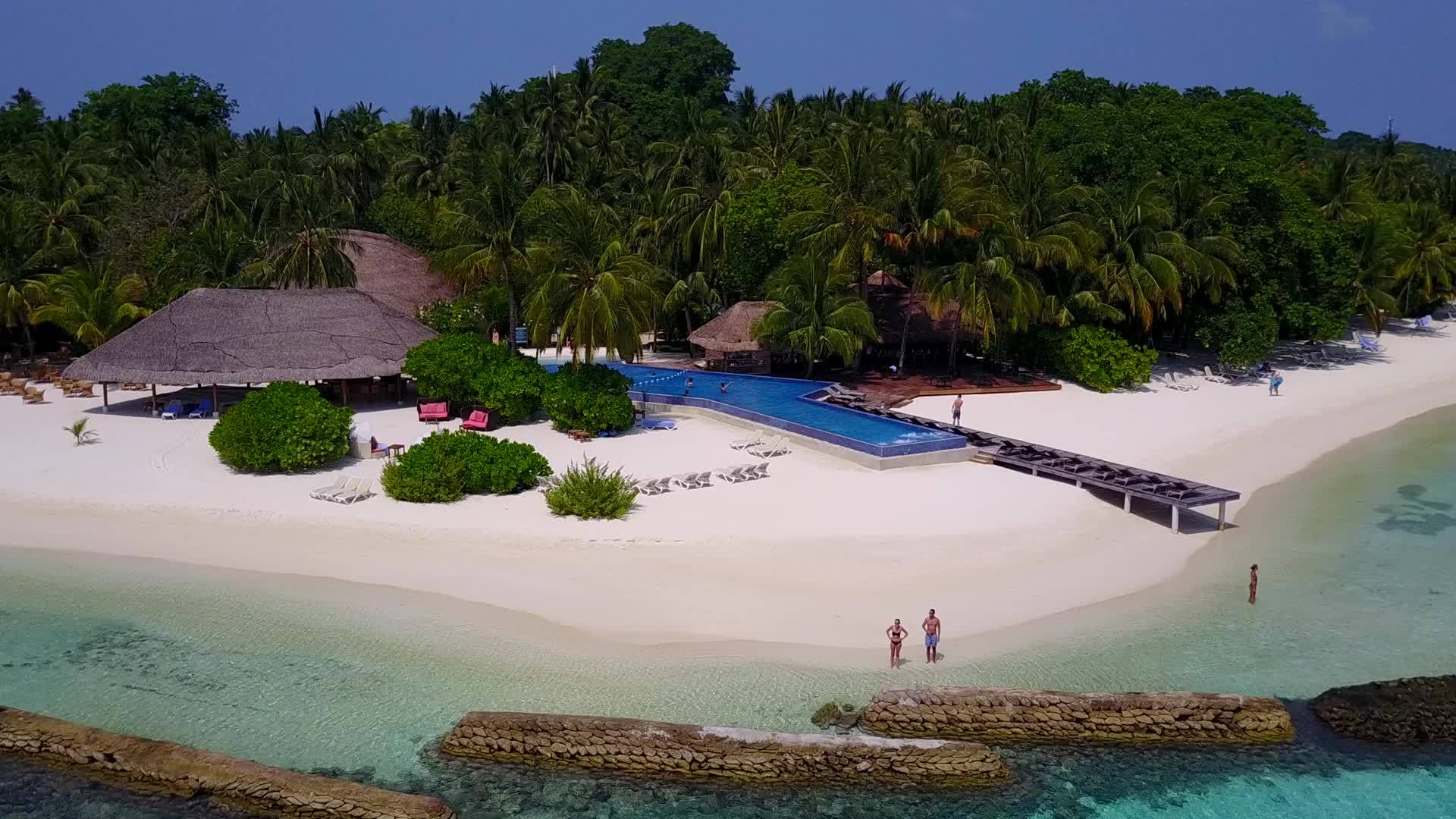 水蓝色泻湖和珊瑚礁附近的白色海滩背景完美的岛屿海滩视频的预览图