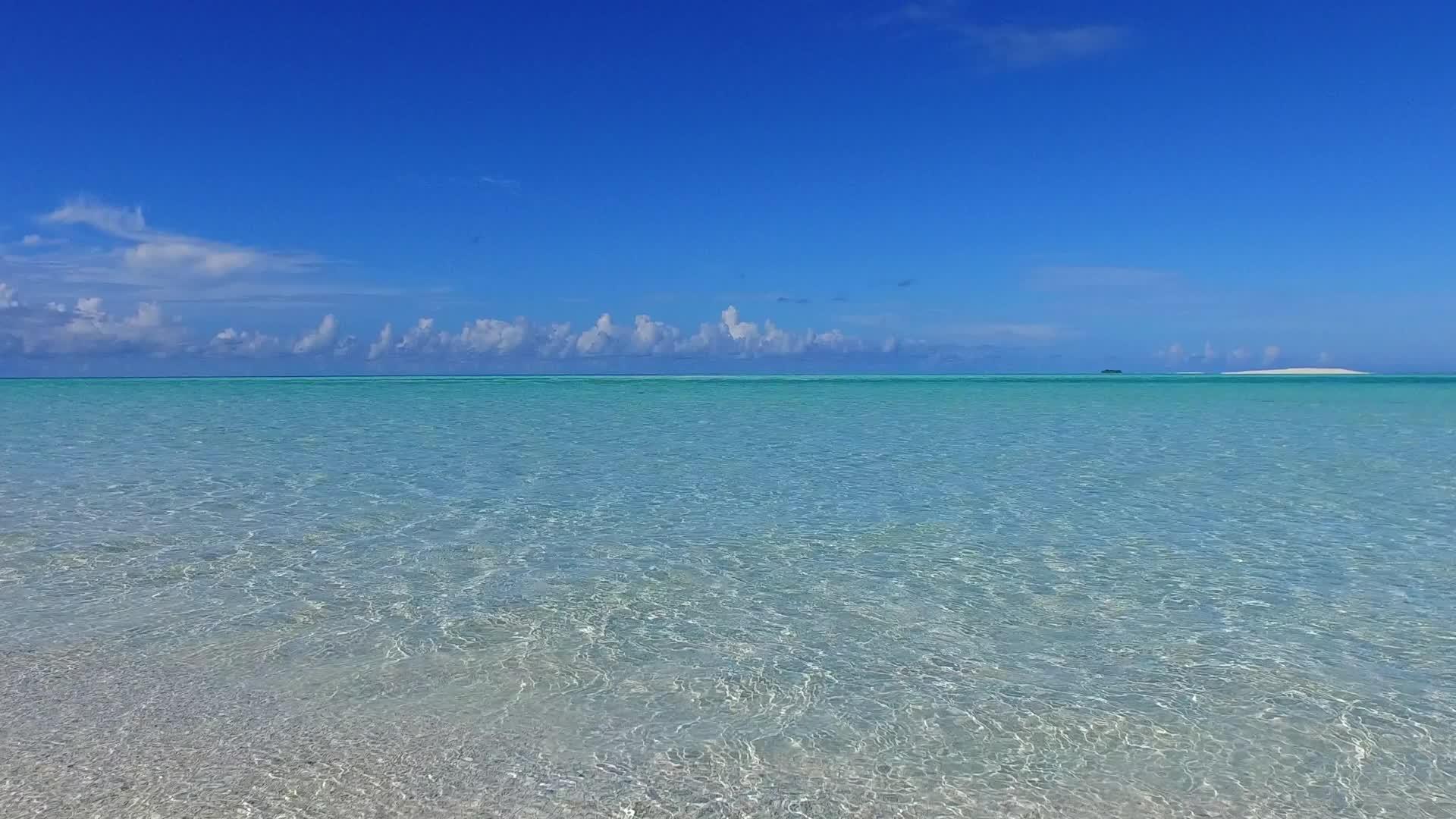 海边豪华海滩的海景远在海浪附近的清海和白色沙底背景视频的预览图