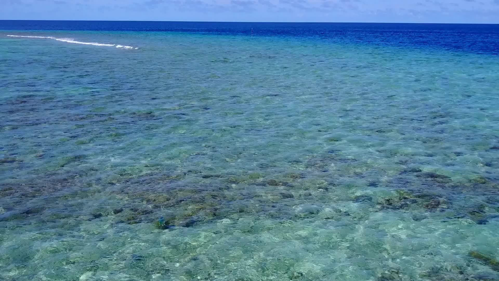 在阳光下的蓝色海滩上享受豪华的豪华旅游海滩视频的预览图