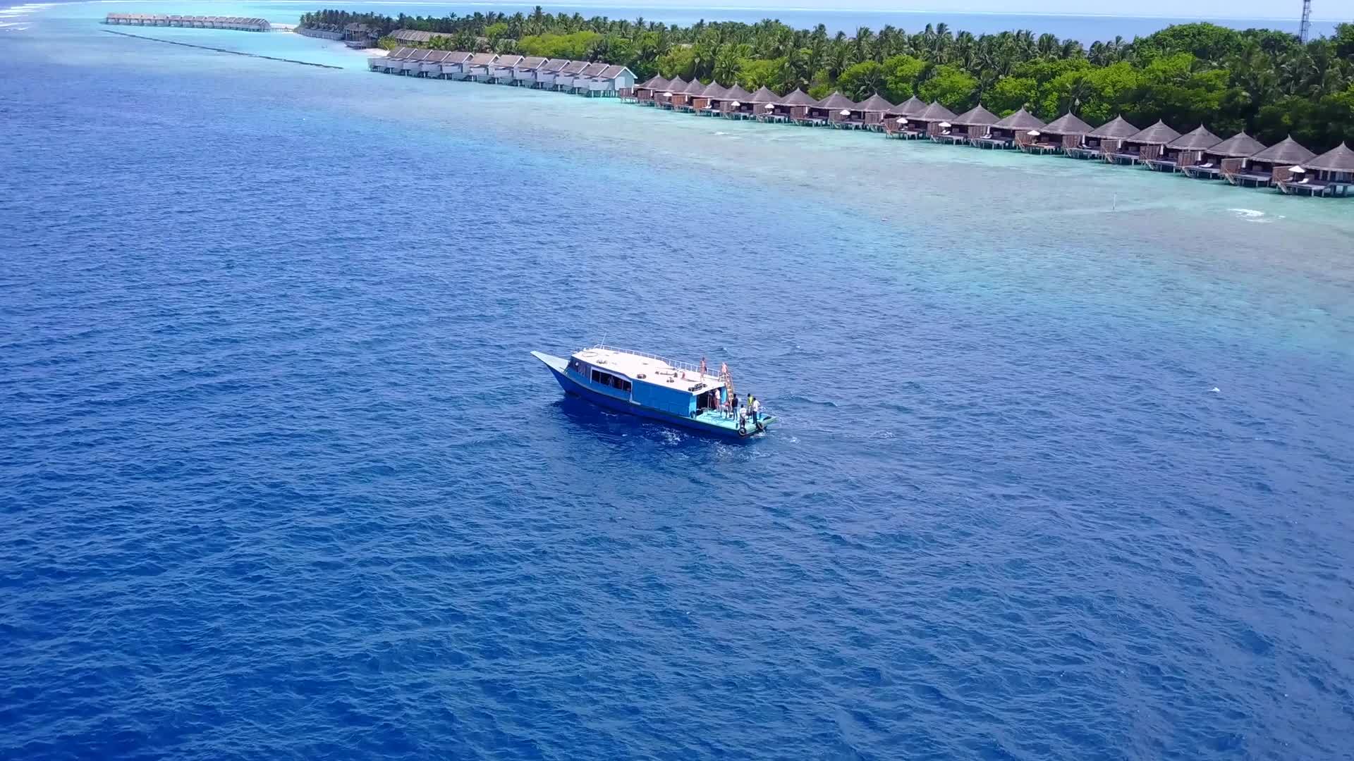 白沙底背景的豪华海滩在浅环礁湖和沙滩附近宽角航行视频的预览图