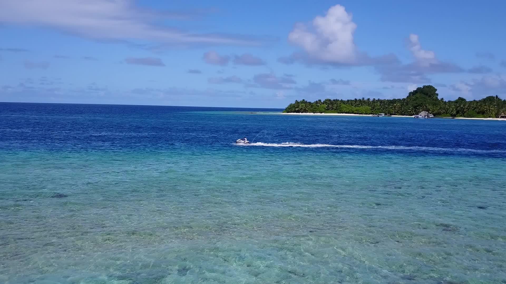 旅游胜地附近的浅环礁湖和白色沙底背景使旅游海滩生活在海滩上视频的预览图