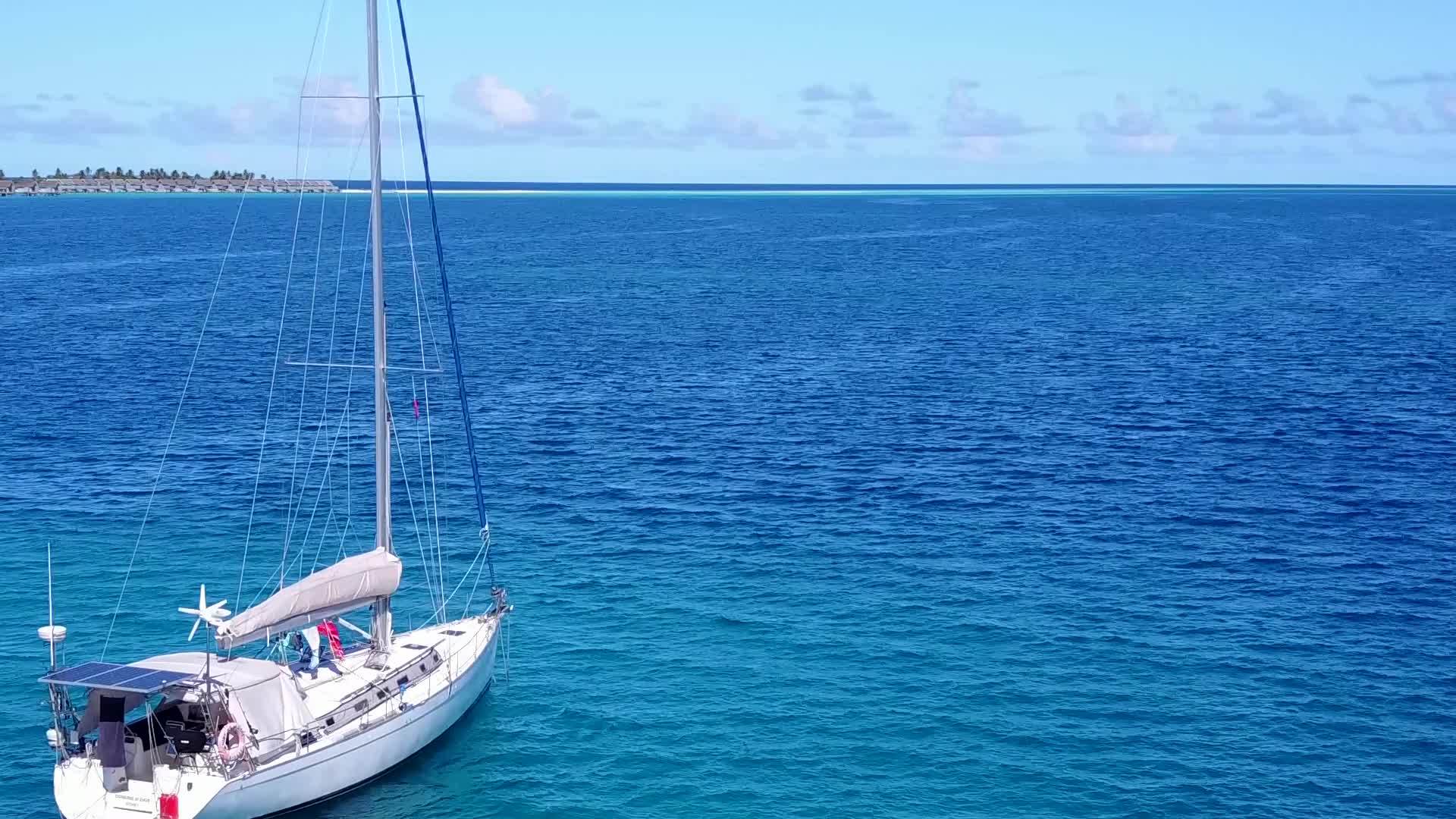 天堂岛海滩上的海蓝海和珊瑚礁附近的白沙背景海岸视频的预览图