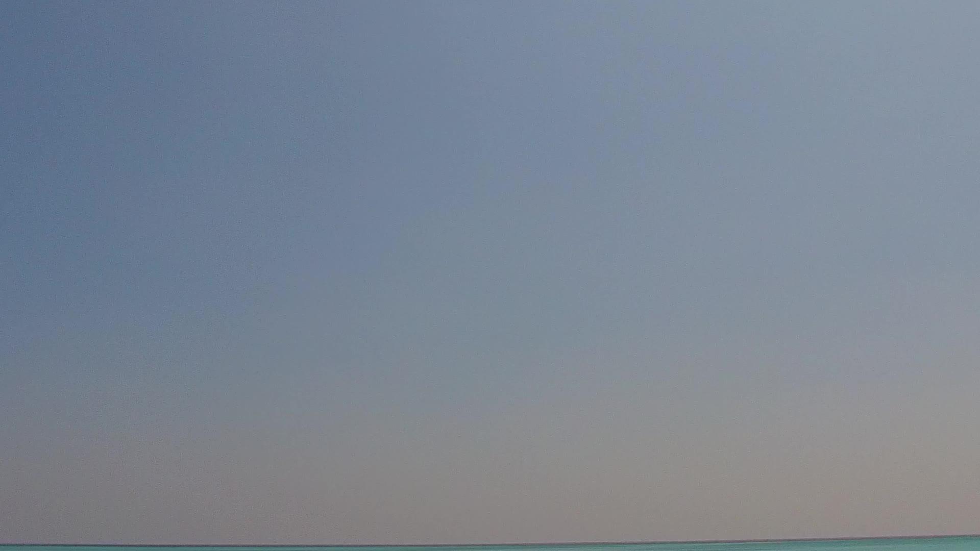 日出后白沙的背景是绿松石泻湖的田园诗般的泻湖海滩度假视频的预览图
