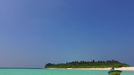 安静的海岸线海滩旅行以海浪附近的水、蓝水和白色海滩为背景视频的预览图