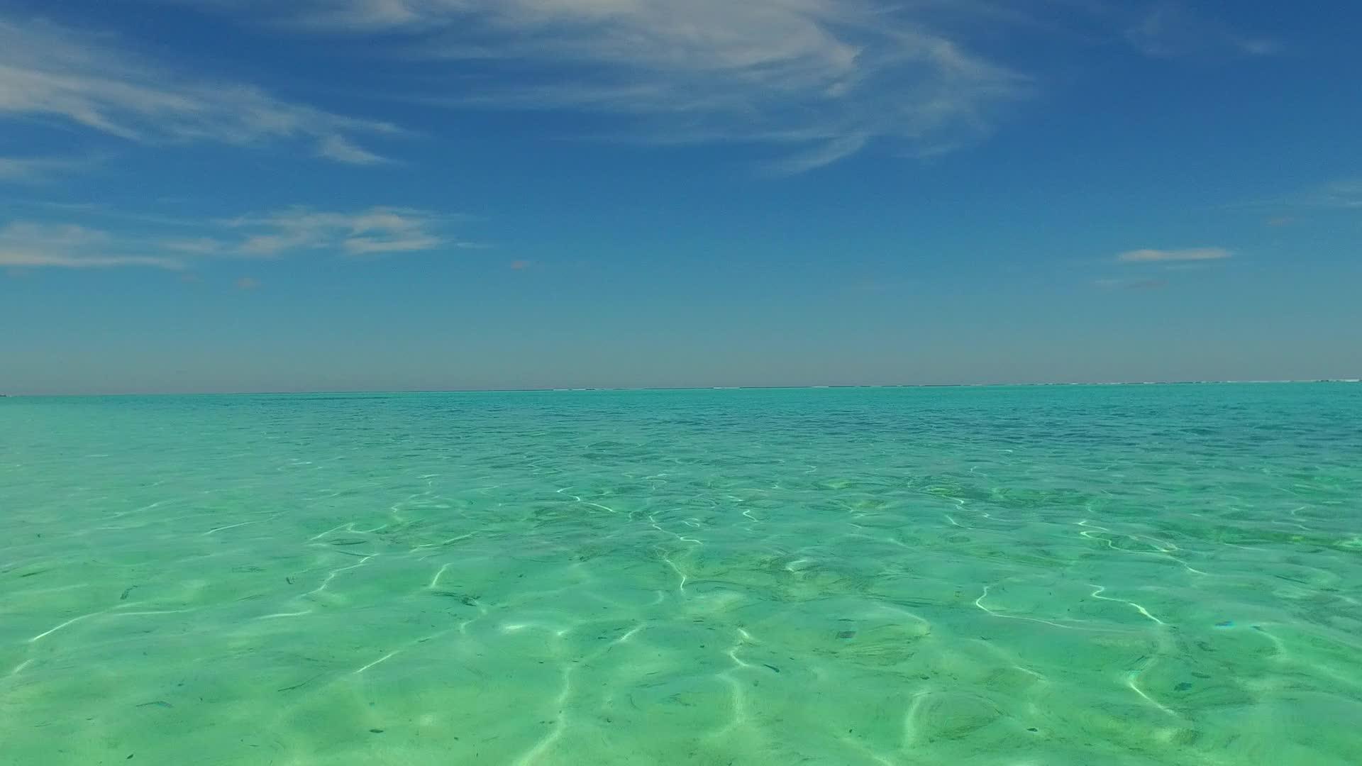沙洲附近的白沙背景绿松石海洋美丽的海滩度假夏季度假视频的预览图