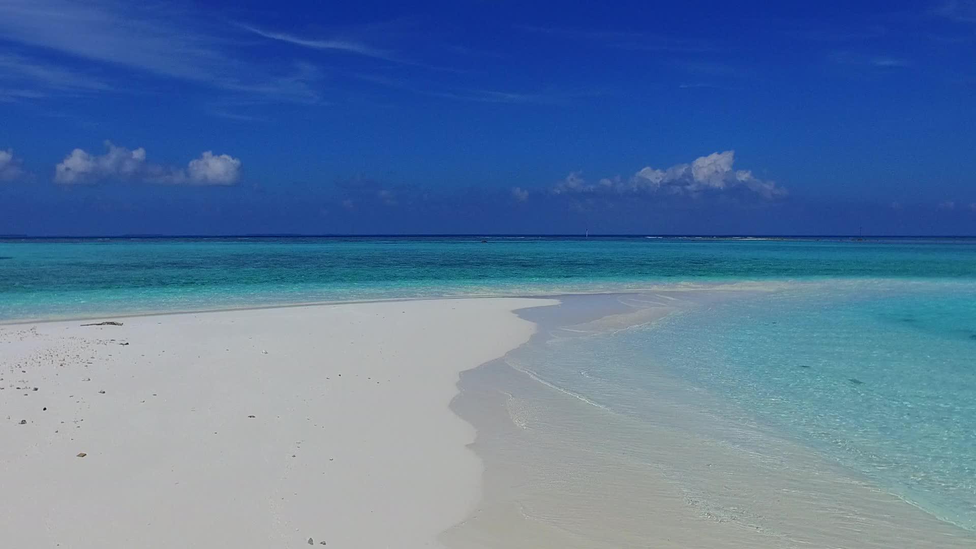 伊德丽环礁湖海滩以清海和白沙为背景在阳光下航行视频的预览图