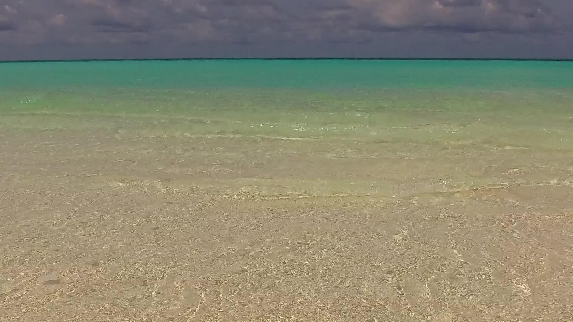 在度假胜地附近有白色沙滩背景的海滨水蓝色海洋静静地视频的预览图