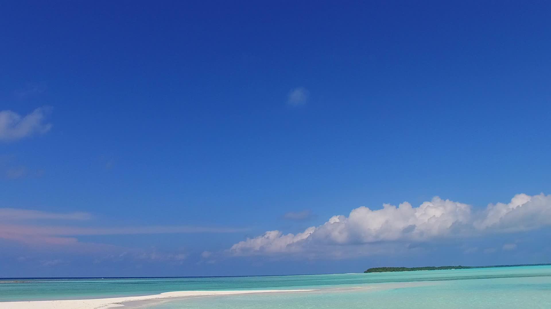 温暖的滩的温暖纹理是蓝色的海洋靠近波浪视频的预览图