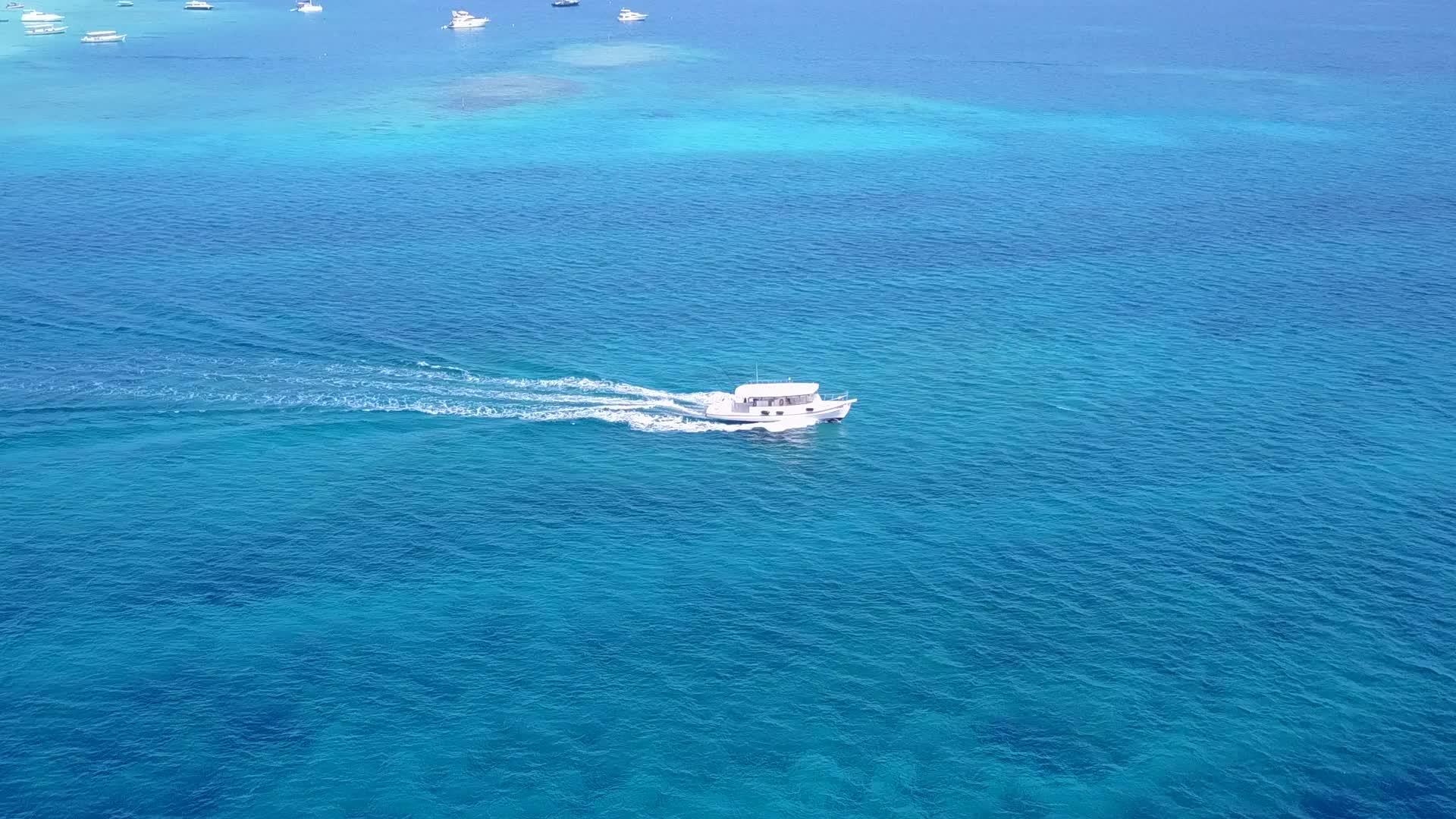 白沙本的背景是美丽的旅游海滩度假靠近珊瑚礁视频的预览图