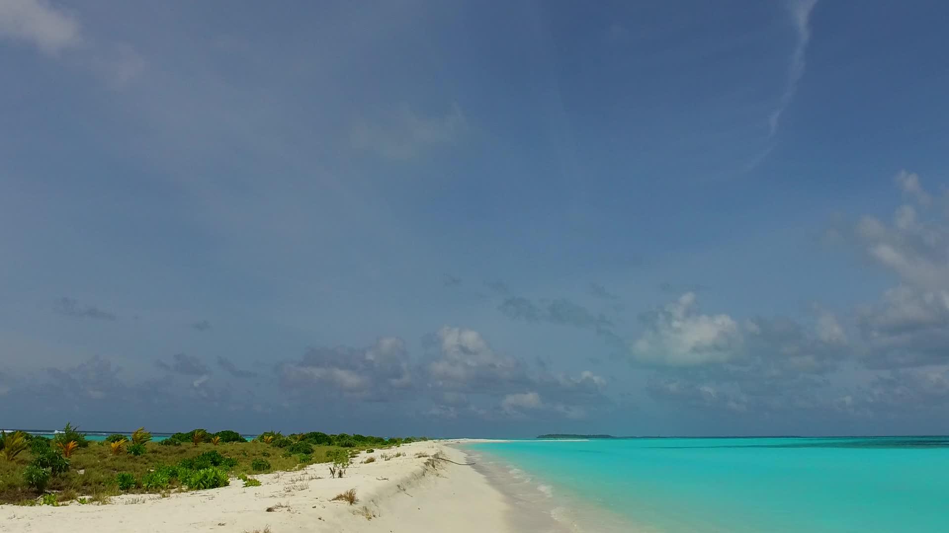沙洲附近的白沙背景蓝海岛海滩之旅的温暖风景视频的预览图