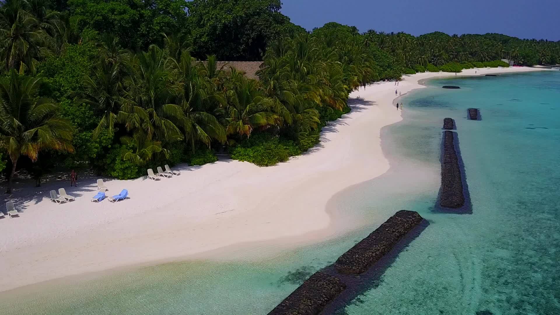 以蓝水和阳光下白沙的白沙为例海景海滩之旅视频的预览图