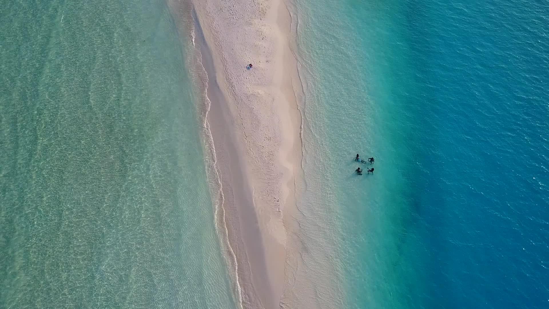 天堂海滩的开阔景观被透明的大海打破了沙洲附近有白沙视频的预览图