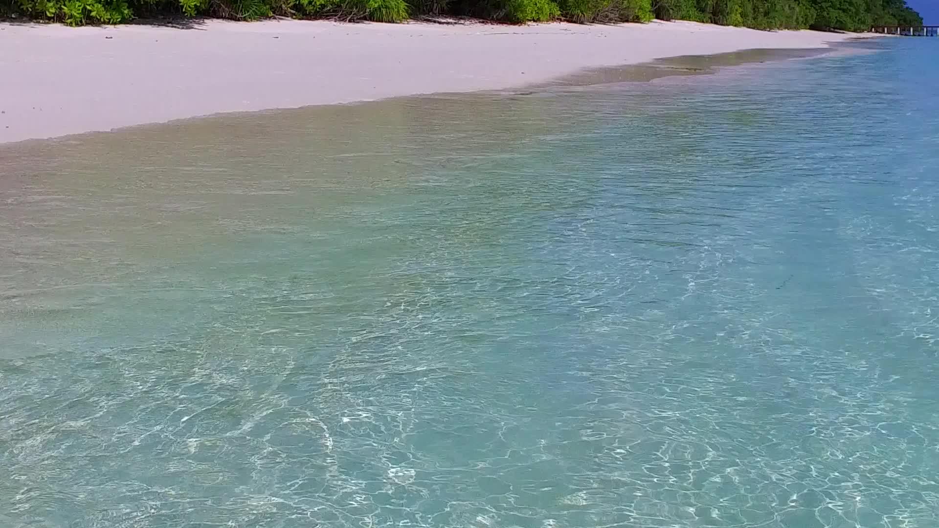 海平面海滩海平面以海滩附近的白色沙底为背景视频的预览图