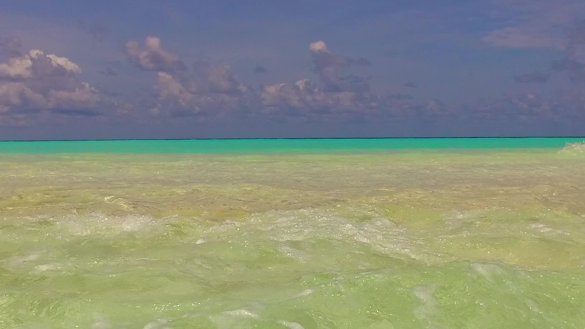 日出后浅滩环绕着白沙底部的浅礁湖和白沙的背景视频的预览图
