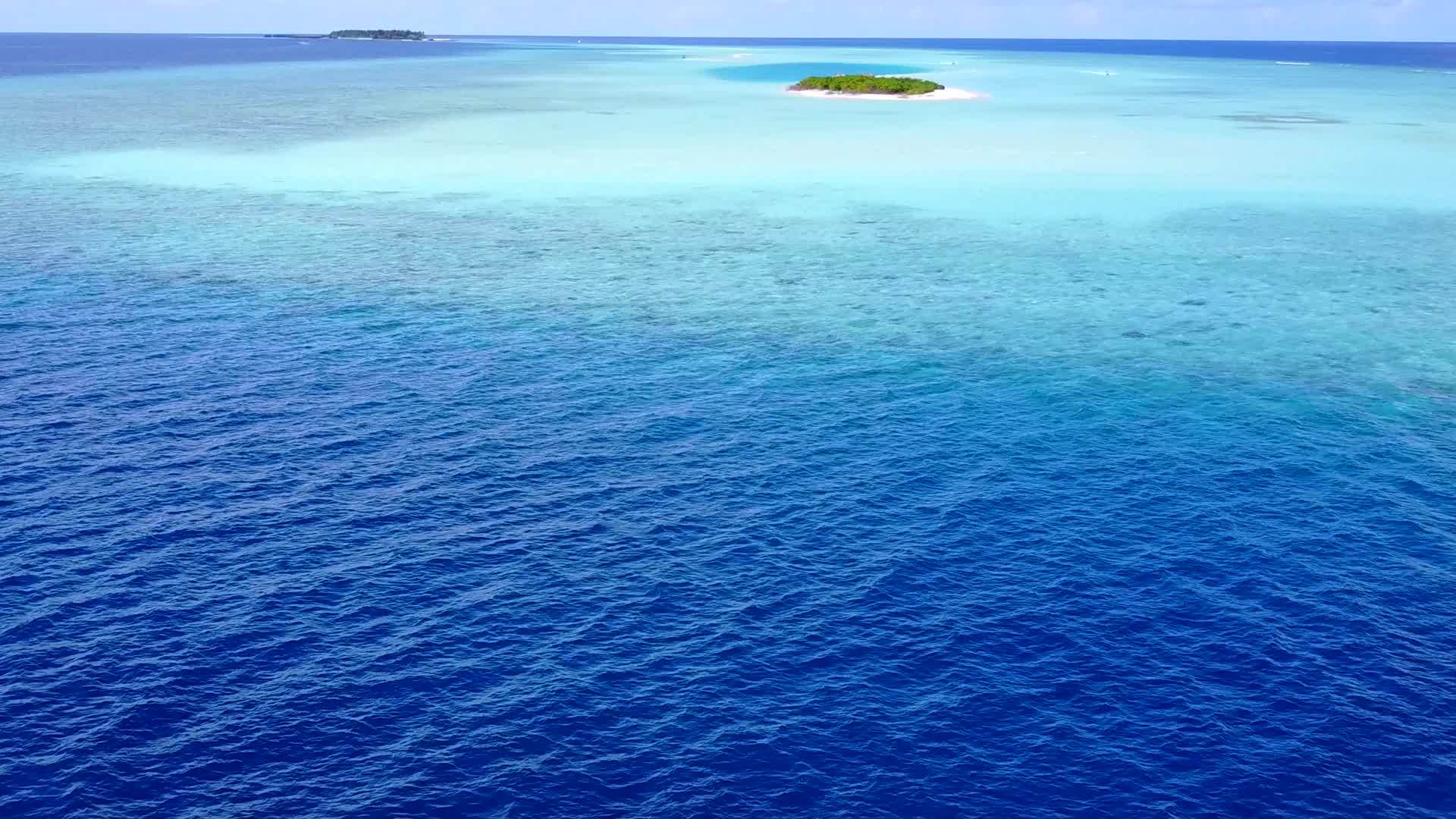 沿着蓝色的海洋和白色的沙底背景紧紧环绕着奇怪的旅游风景视频的预览图